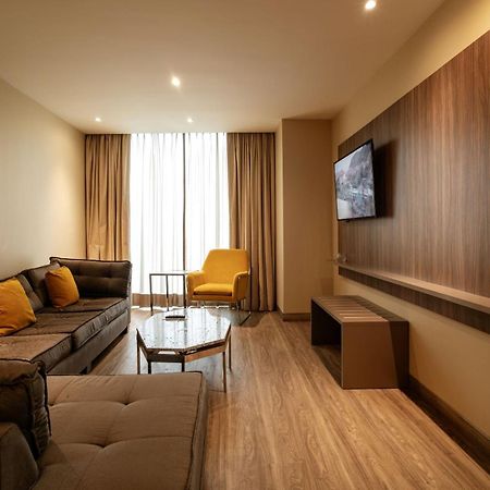 ホテル Camino Real Fashion Drive Monterrey サン・ペドロ・ガルサ・ガルシーア エクステリア 写真 Living room of a suite