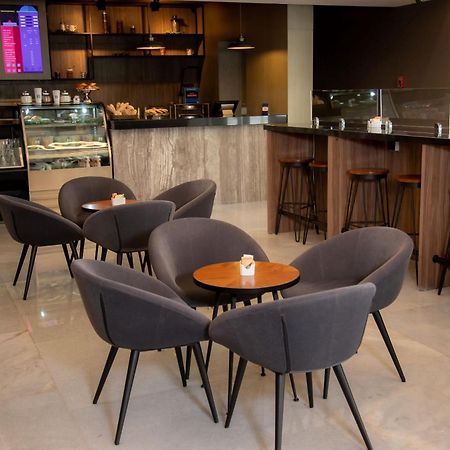 ホテル Camino Real Fashion Drive Monterrey サン・ペドロ・ガルサ・ガルシーア エクステリア 写真 The lounge at the airport