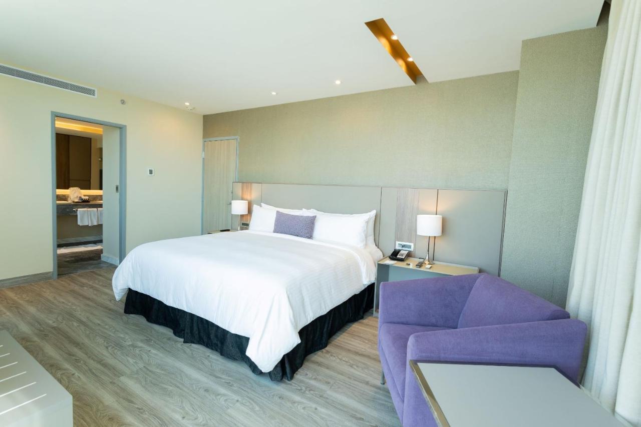 ホテル Camino Real Fashion Drive Monterrey サン・ペドロ・ガルサ・ガルシーア エクステリア 写真 A bedroom at the hotel