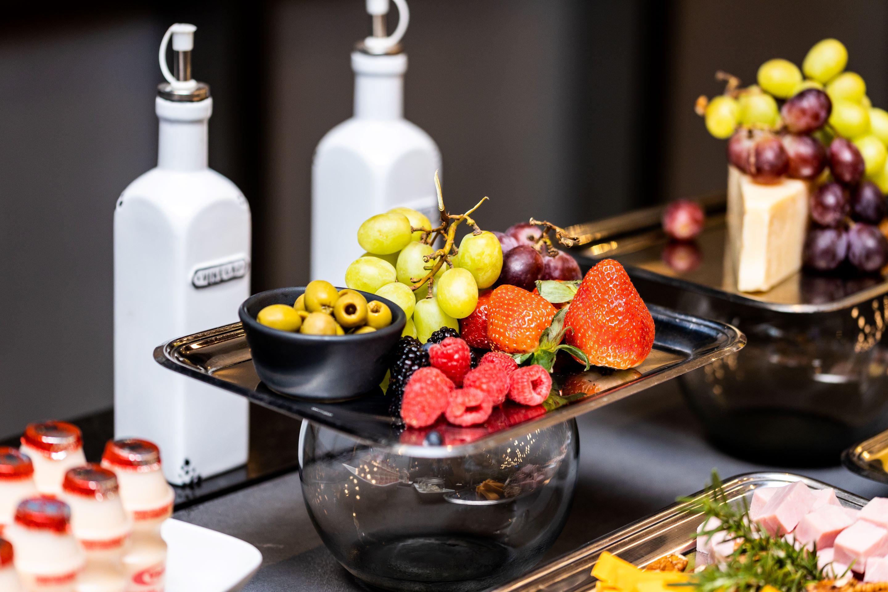 ホテル Camino Real Fashion Drive Monterrey サン・ペドロ・ガルサ・ガルシーア エクステリア 写真 Fruit and cheese platter