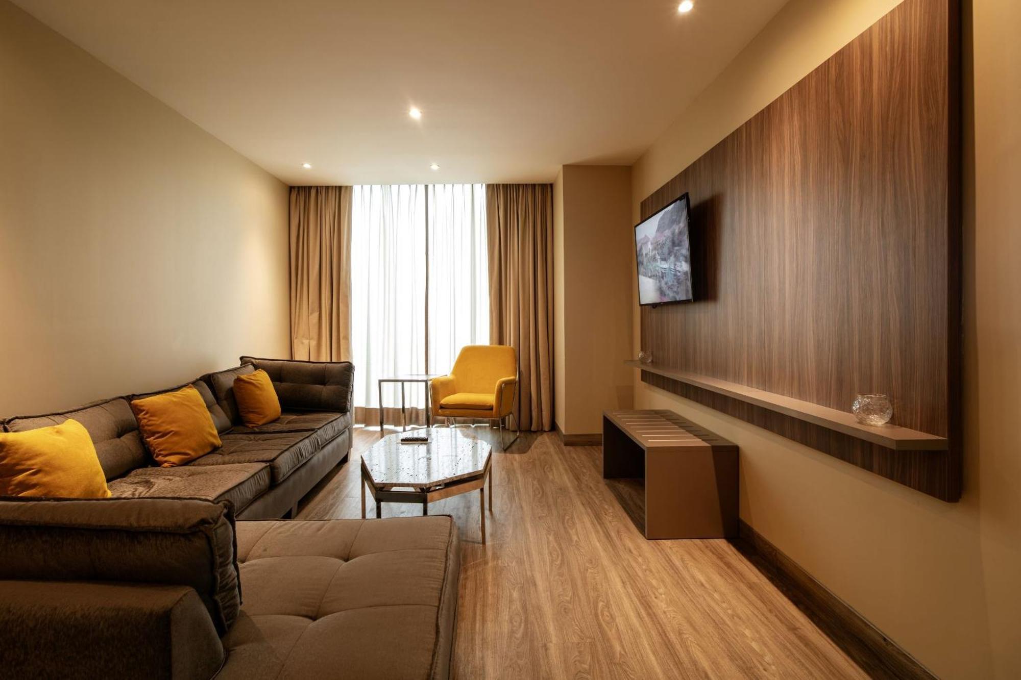 ホテル Camino Real Fashion Drive Monterrey サン・ペドロ・ガルサ・ガルシーア エクステリア 写真 Living room of a suite