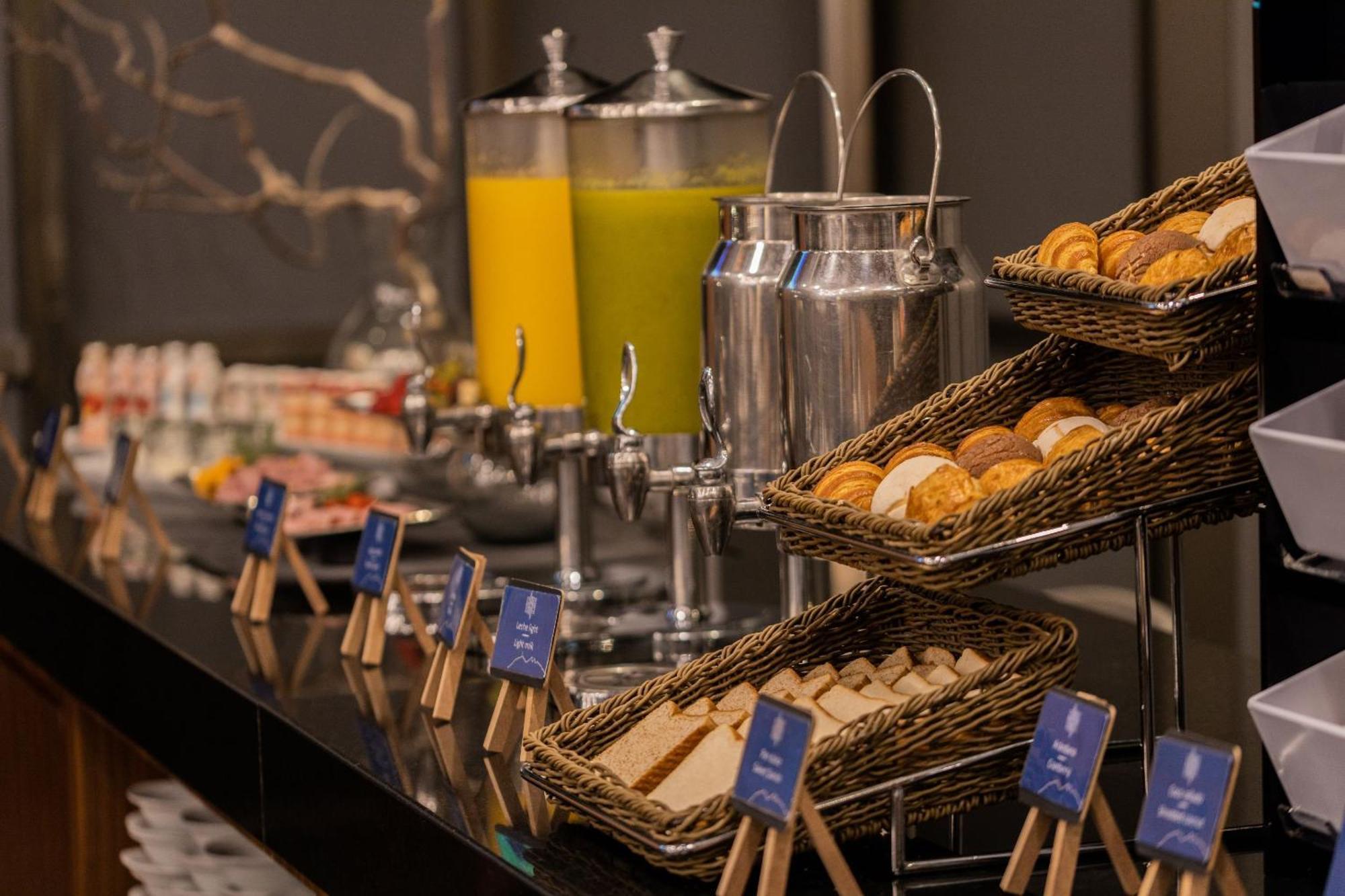ホテル Camino Real Fashion Drive Monterrey サン・ペドロ・ガルサ・ガルシーア エクステリア 写真 A buffet at a hotel