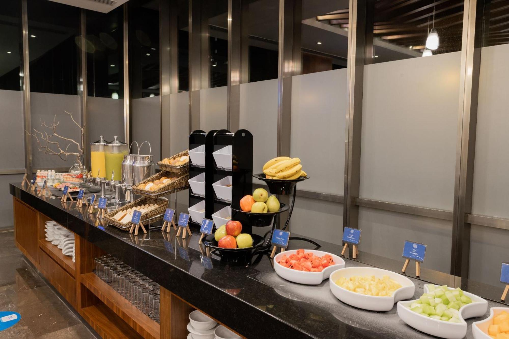 ホテル Camino Real Fashion Drive Monterrey サン・ペドロ・ガルサ・ガルシーア エクステリア 写真 A buffet at an airport lounge