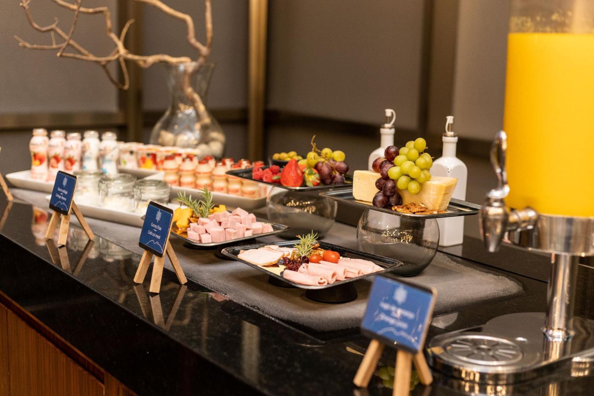 ホテル Camino Real Fashion Drive Monterrey サン・ペドロ・ガルサ・ガルシーア エクステリア 写真 A buffet at a hotel