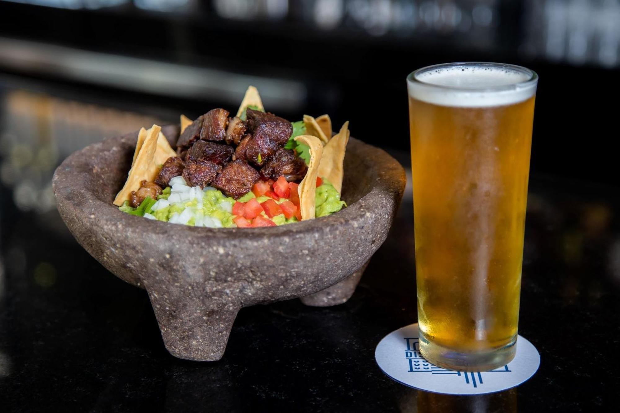 ホテル Camino Real Fashion Drive Monterrey サン・ペドロ・ガルサ・ガルシーア エクステリア 写真 Beer and guacamole