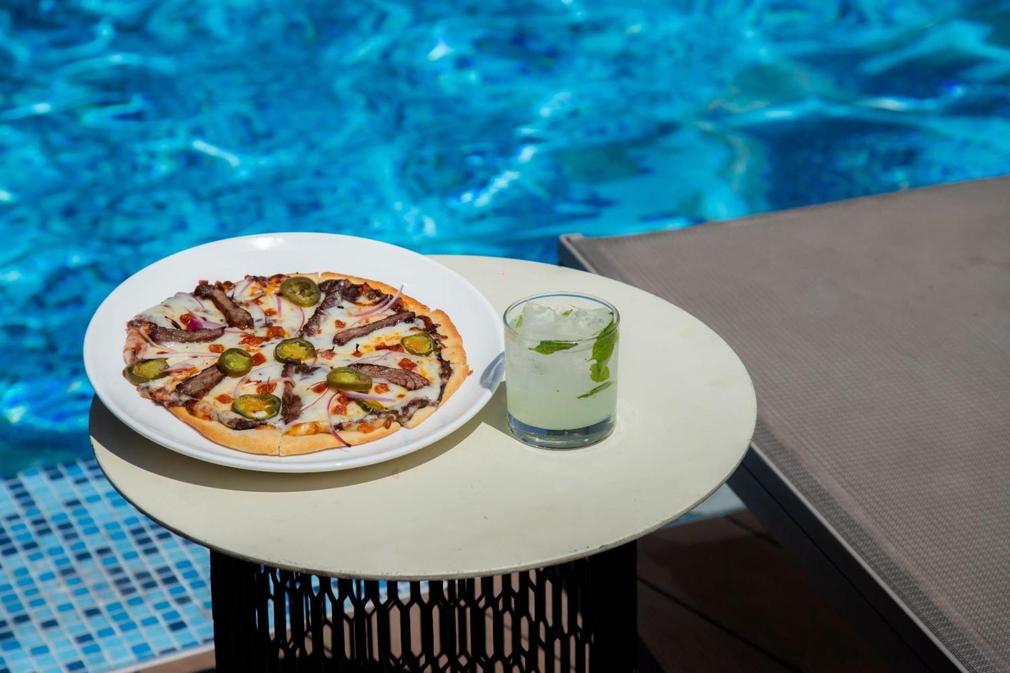 ホテル Camino Real Fashion Drive Monterrey サン・ペドロ・ガルサ・ガルシーア エクステリア 写真 A pizza and a drink