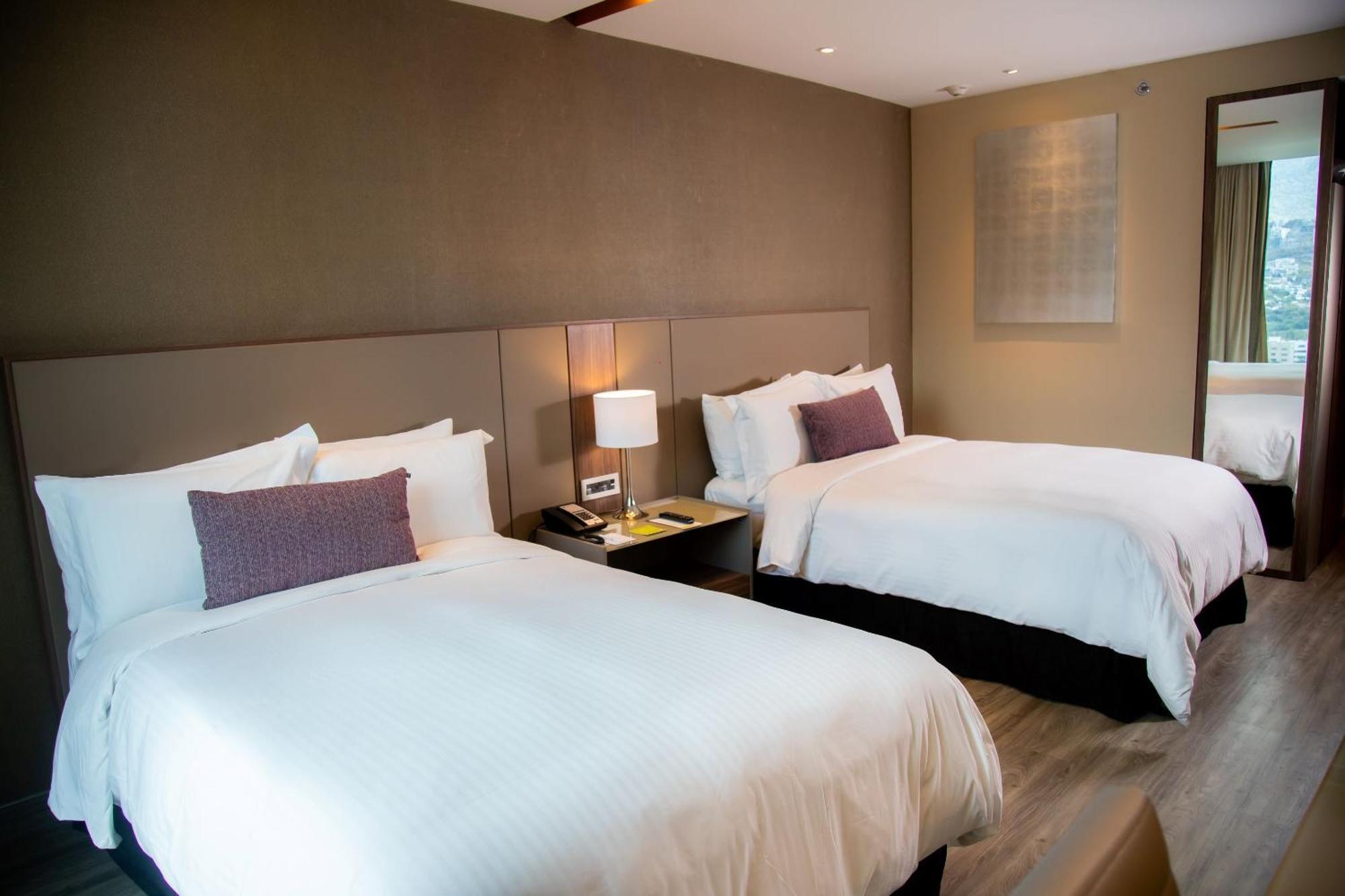 ホテル Camino Real Fashion Drive Monterrey サン・ペドロ・ガルサ・ガルシーア エクステリア 写真 A room at the hotel