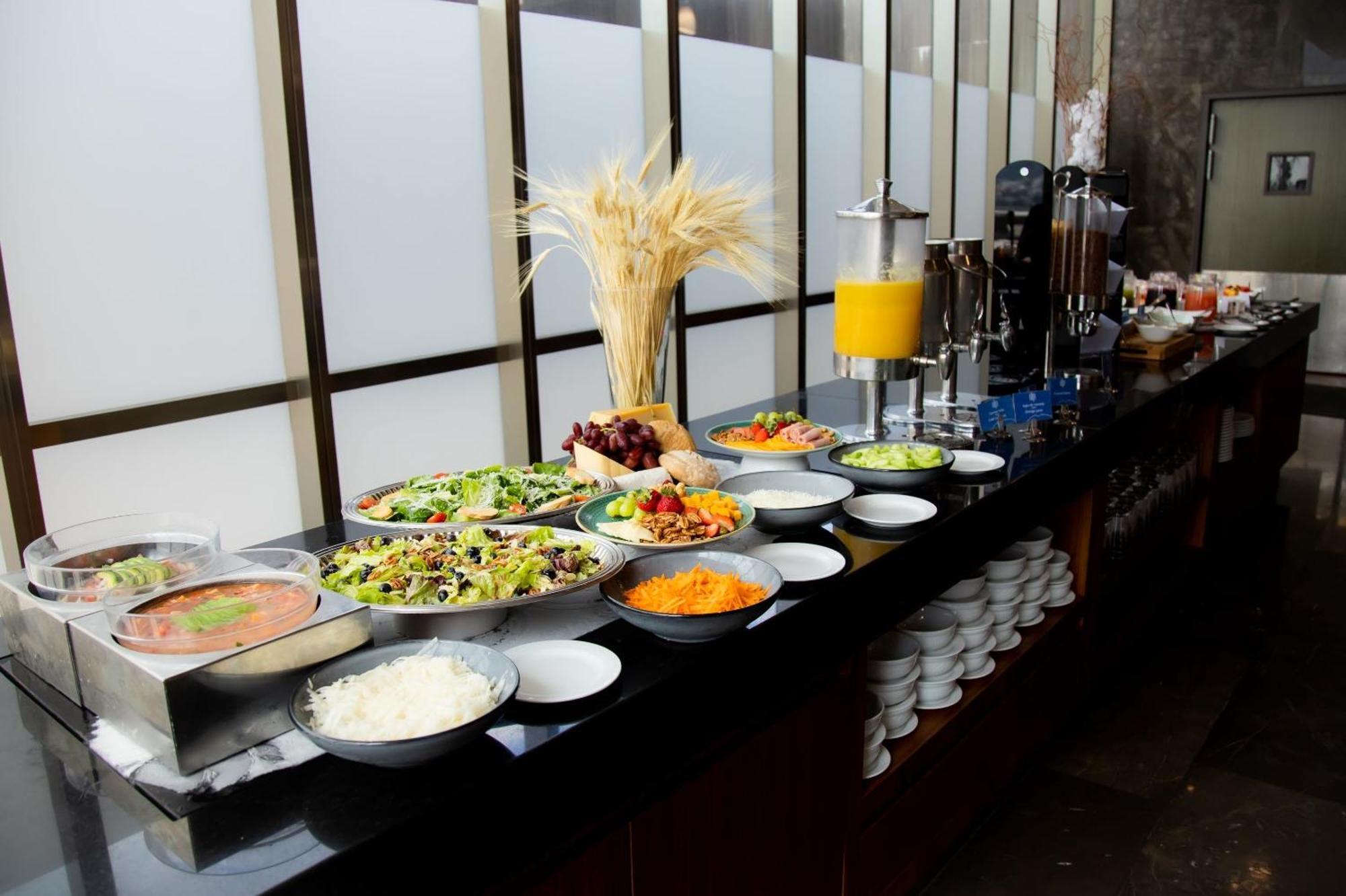 ホテル Camino Real Fashion Drive Monterrey サン・ペドロ・ガルサ・ガルシーア エクステリア 写真 A buffet at a hotel
