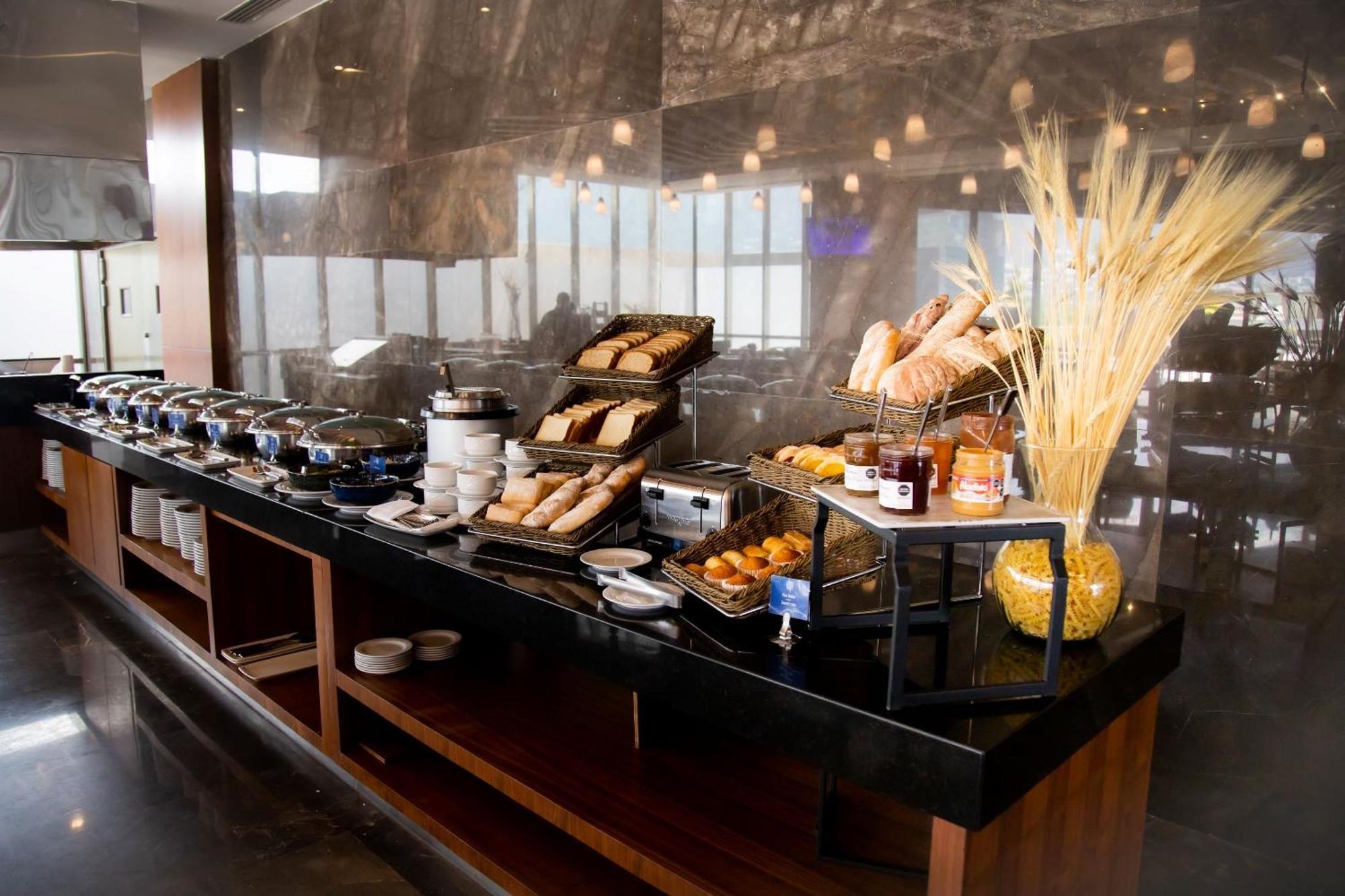 ホテル Camino Real Fashion Drive Monterrey サン・ペドロ・ガルサ・ガルシーア エクステリア 写真 A buffet at a hotel