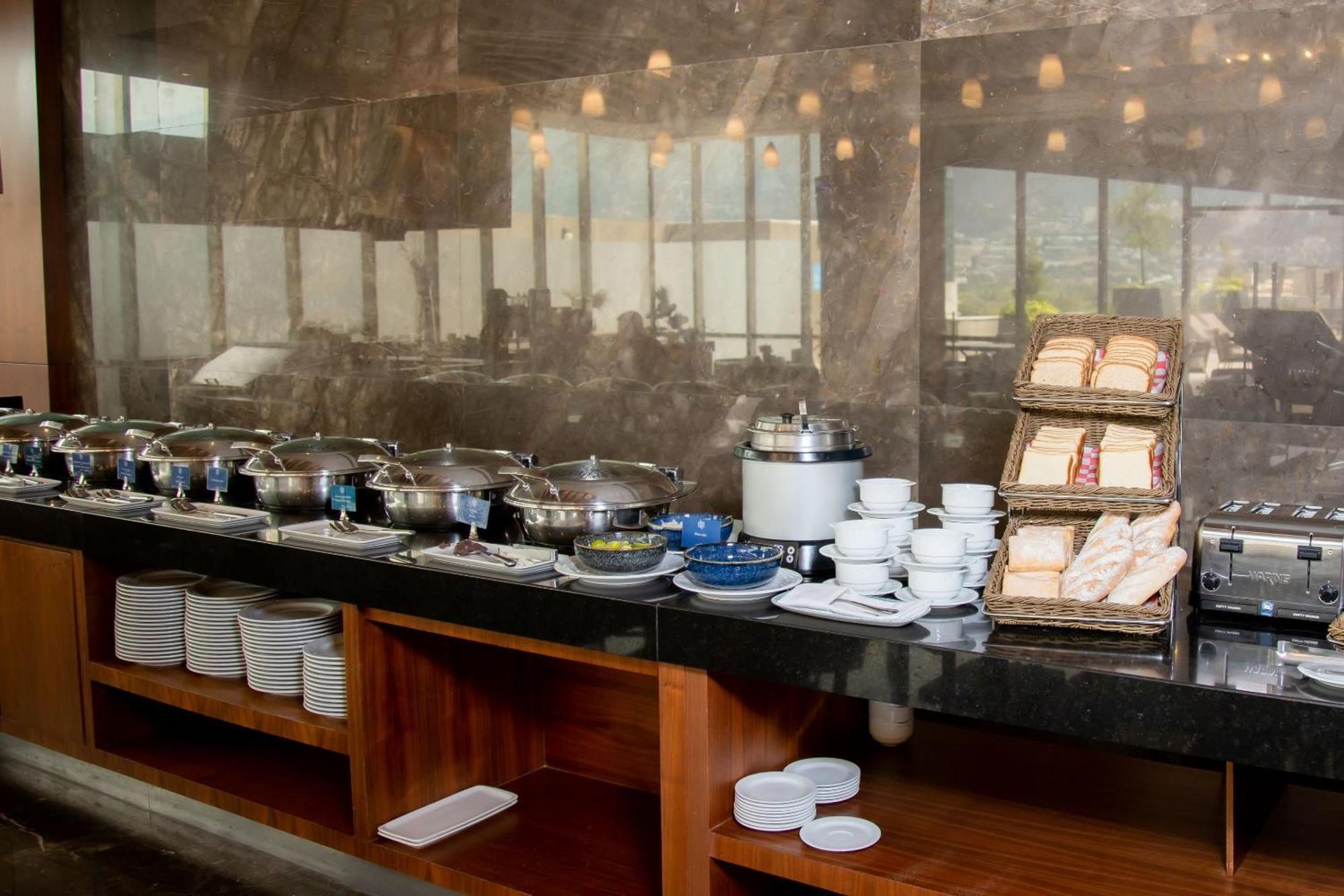 ホテル Camino Real Fashion Drive Monterrey サン・ペドロ・ガルサ・ガルシーア エクステリア 写真 A buffet at a hotel