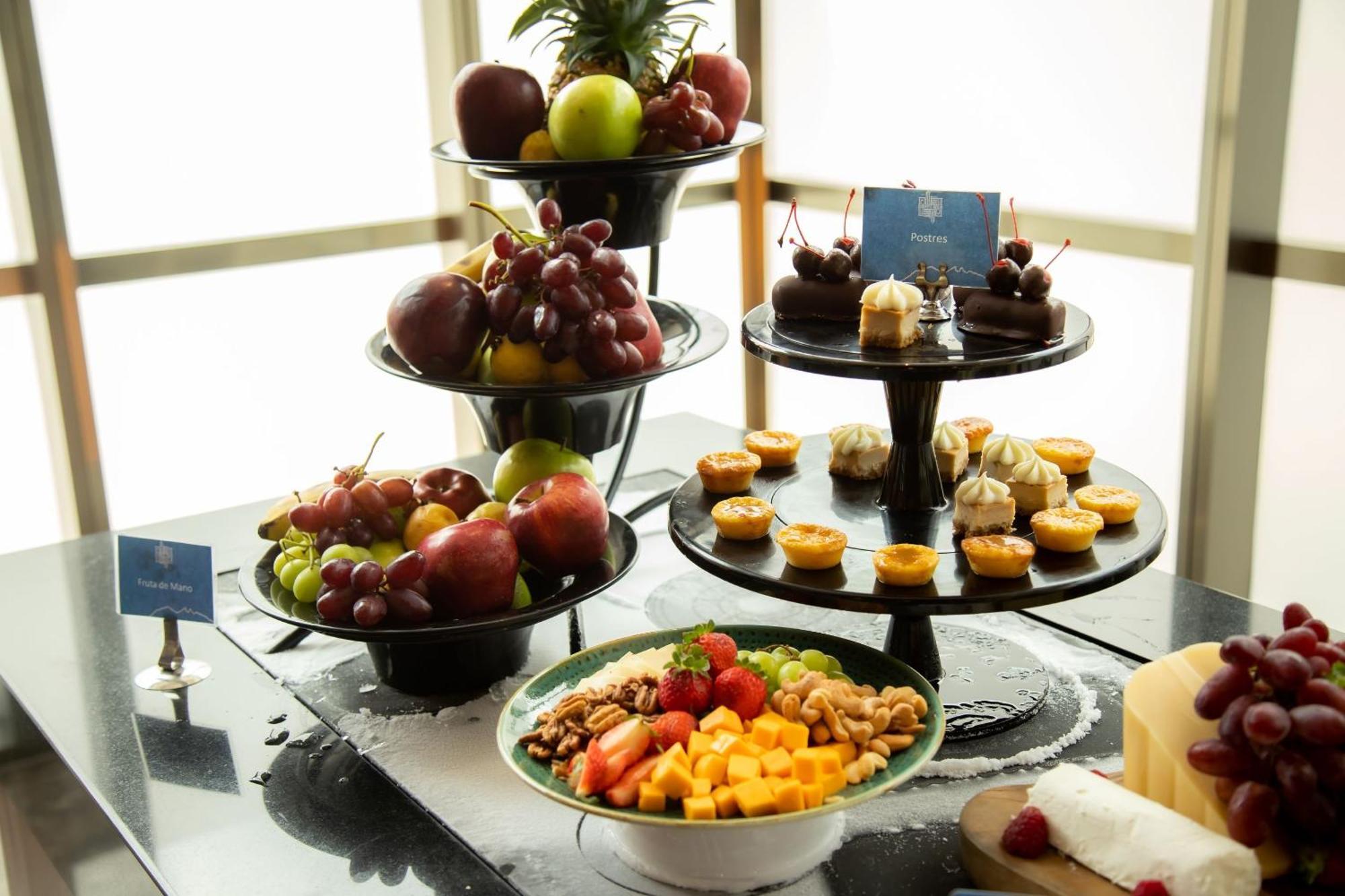 ホテル Camino Real Fashion Drive Monterrey サン・ペドロ・ガルサ・ガルシーア エクステリア 写真 A fruit and dessert buffet