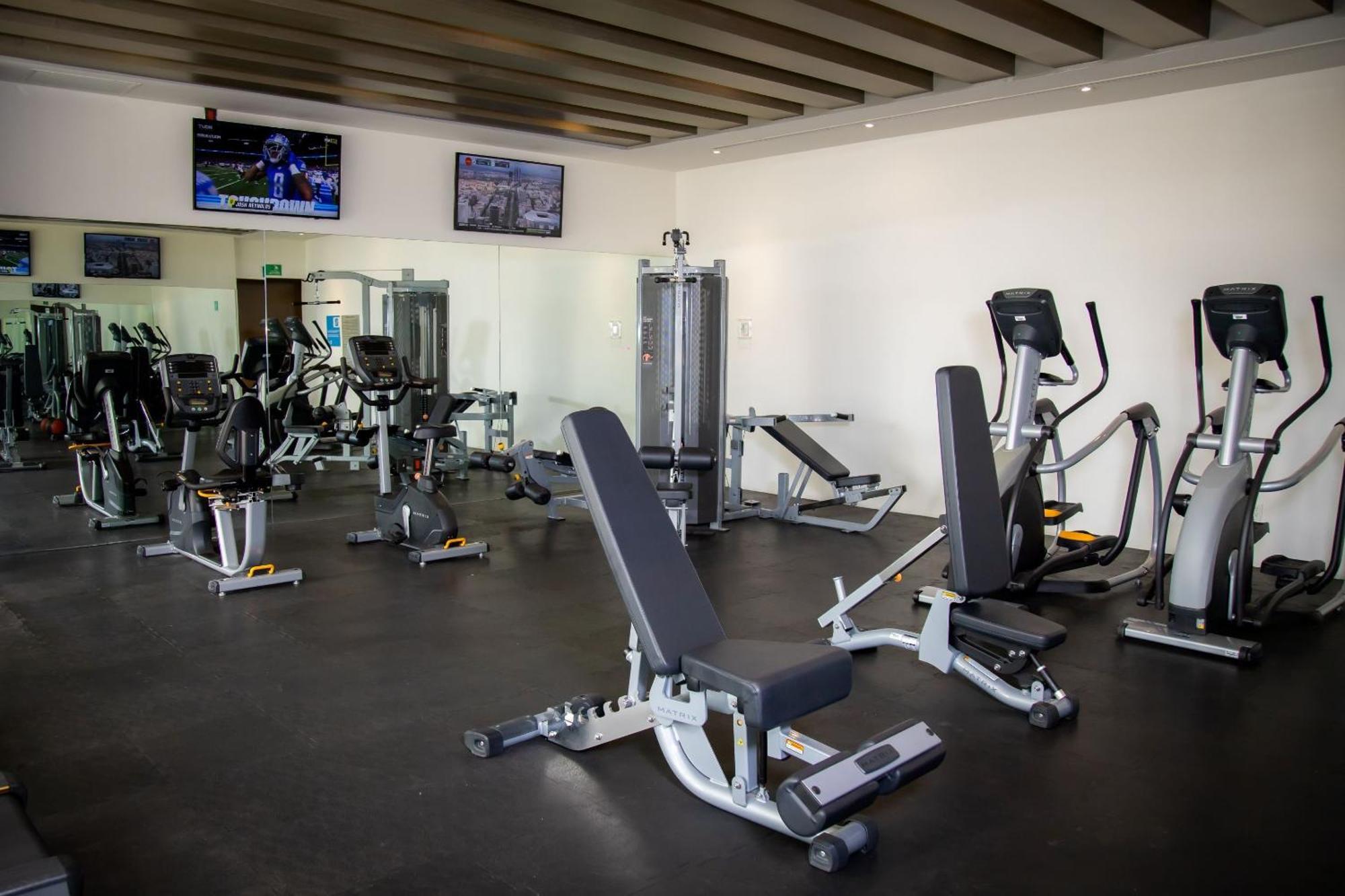 ホテル Camino Real Fashion Drive Monterrey サン・ペドロ・ガルサ・ガルシーア エクステリア 写真 A gym at a hotel