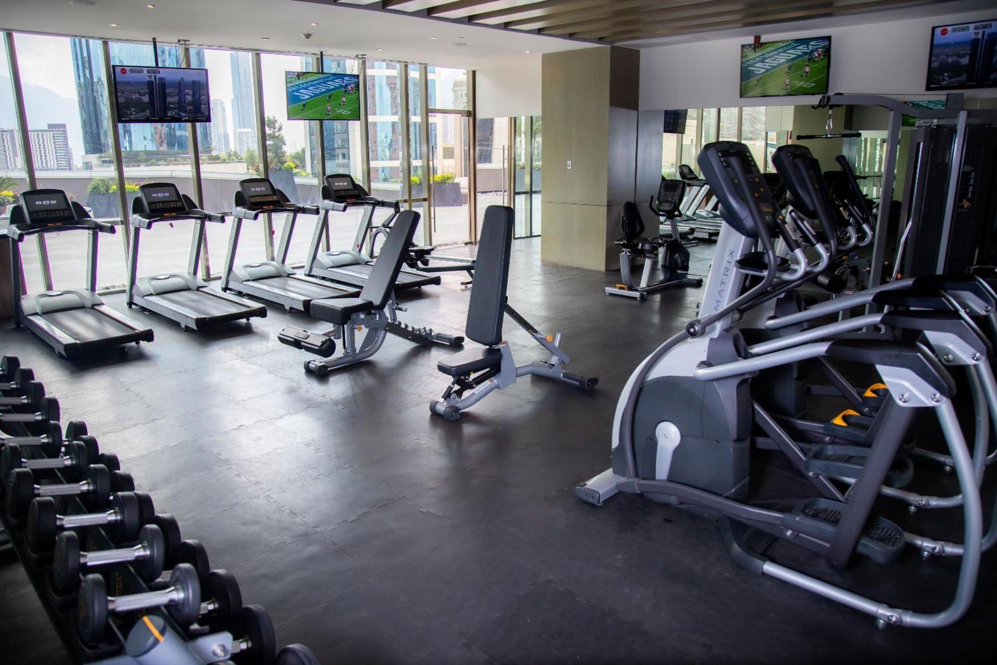 ホテル Camino Real Fashion Drive Monterrey サン・ペドロ・ガルサ・ガルシーア エクステリア 写真 A gym in a hotel