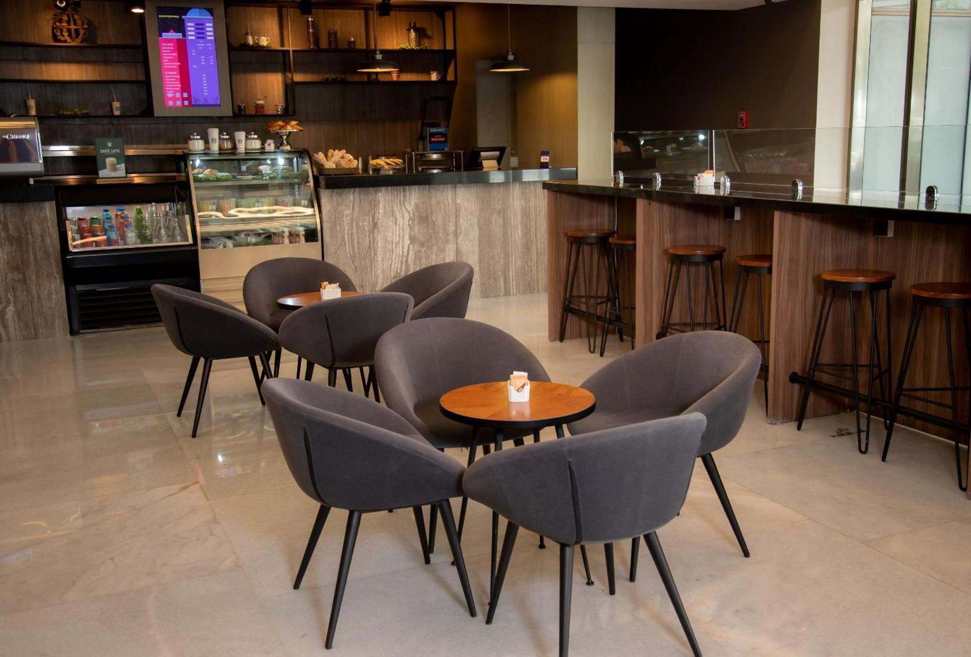 ホテル Camino Real Fashion Drive Monterrey サン・ペドロ・ガルサ・ガルシーア エクステリア 写真 The lounge at the airport