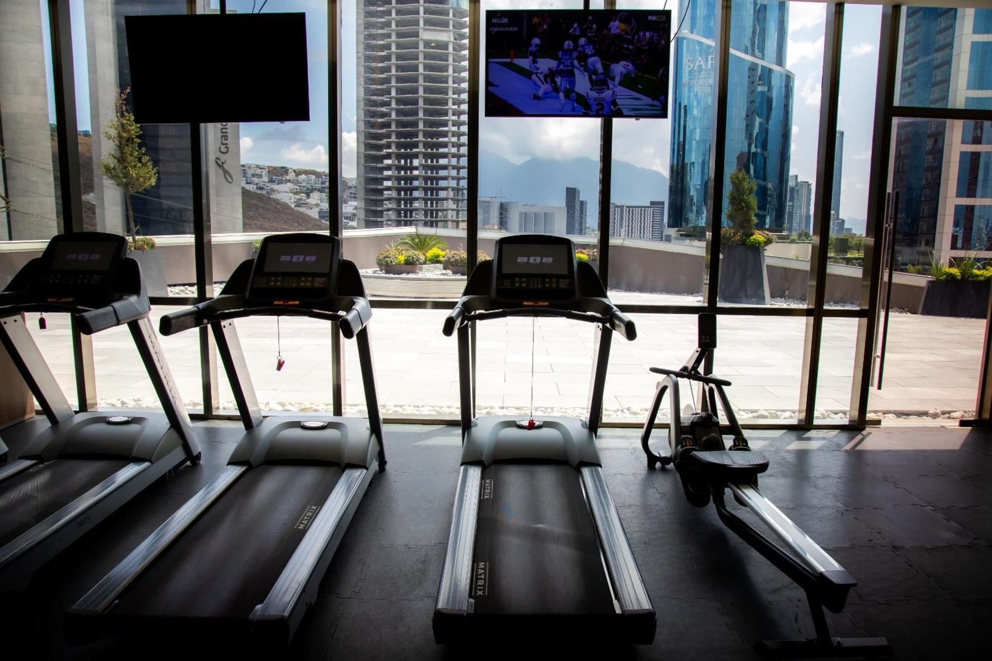 ホテル Camino Real Fashion Drive Monterrey サン・ペドロ・ガルサ・ガルシーア エクステリア 写真 Treadmills in a gym