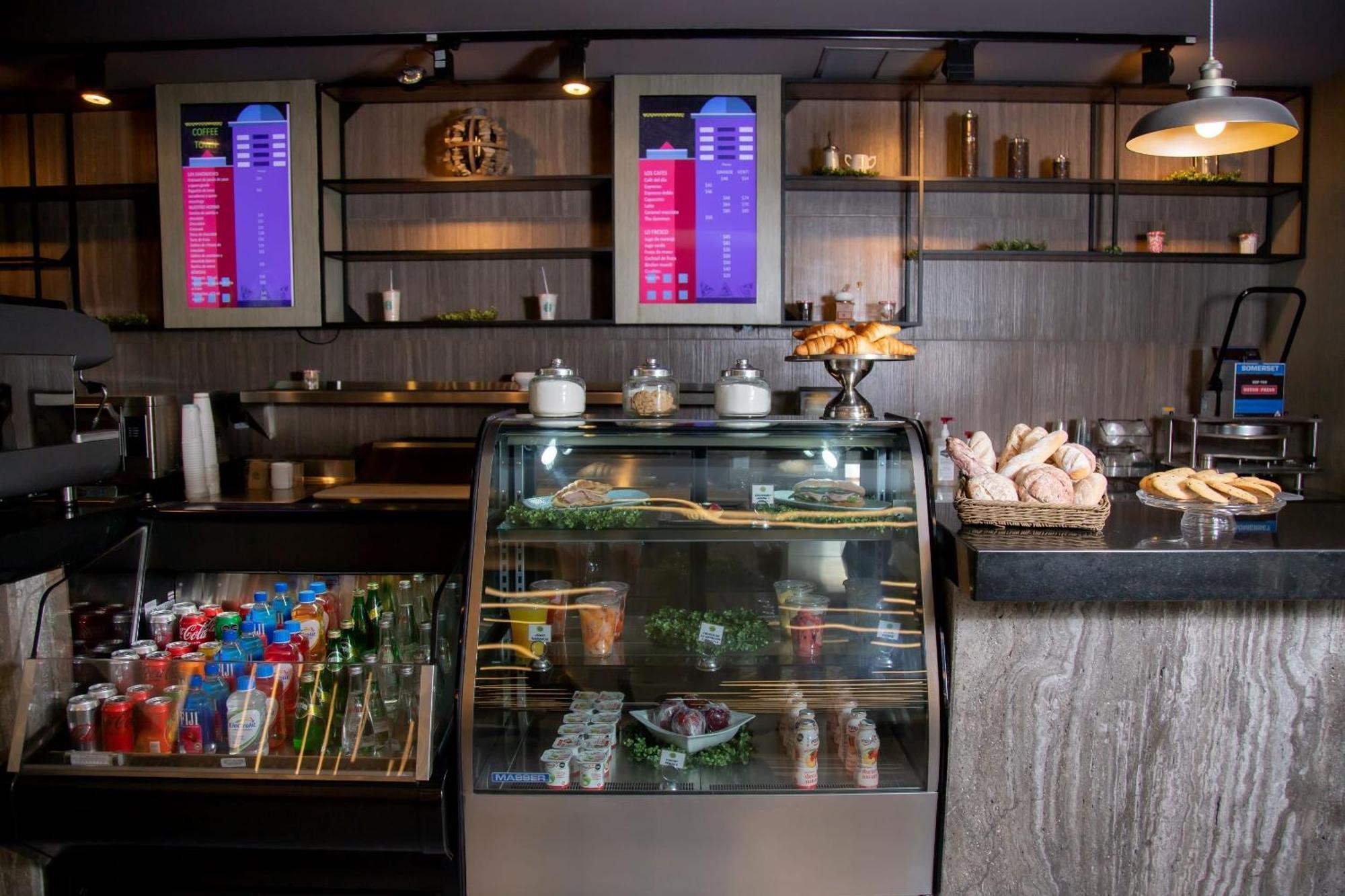 ホテル Camino Real Fashion Drive Monterrey サン・ペドロ・ガルサ・ガルシーア エクステリア 写真 A digital menu board at a restaurant